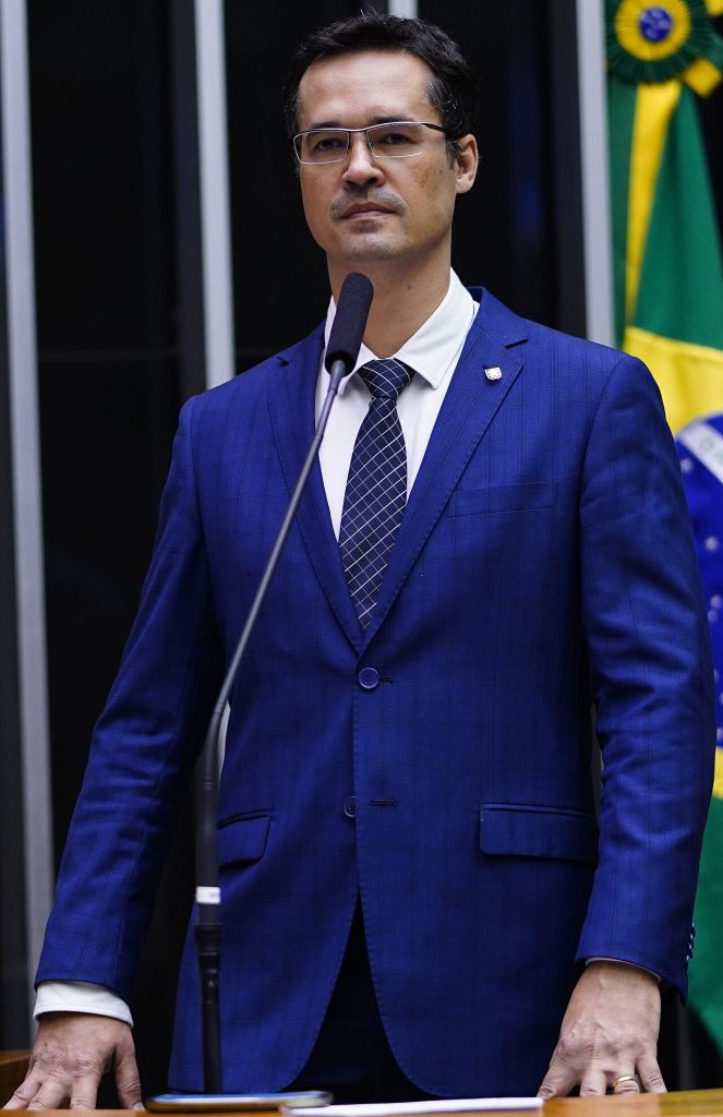 Deltan chora e diz que eleição 'já valeu' com 2,9 milhões de votos pendurados no TSE