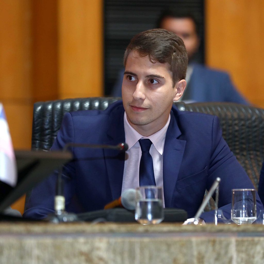 Deputado denuncia PT por usar Ufes e Ifes em campanha contra Flávio e vai à Justiça