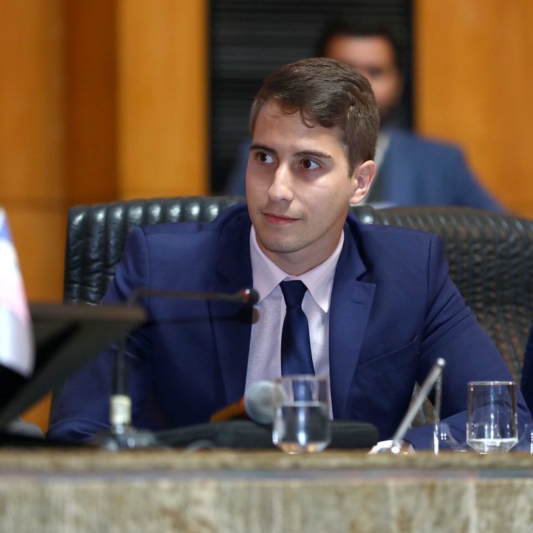 Deputado denuncia PT por usar Ufes e Ifes em campanha contra Flávio e vai à Justiça