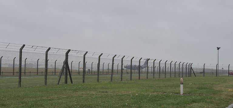 Dois letões são presos após invadir base militar de inteligência no Reino Unido