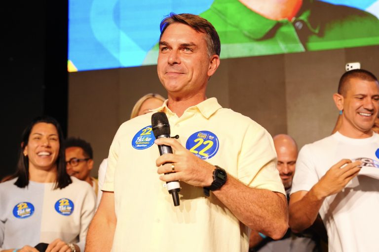 Flávio registra “Tropa do Flávio”, canal com 1 milhão, após decisão sobre Lula