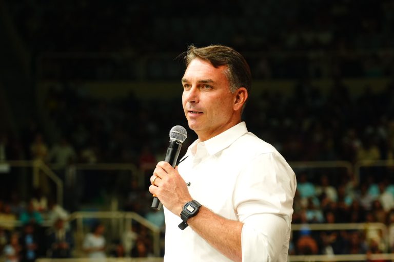 Flávio reencontra Bolsonaro após 90 dias e diz: “Saio daqui com a energia renovada”