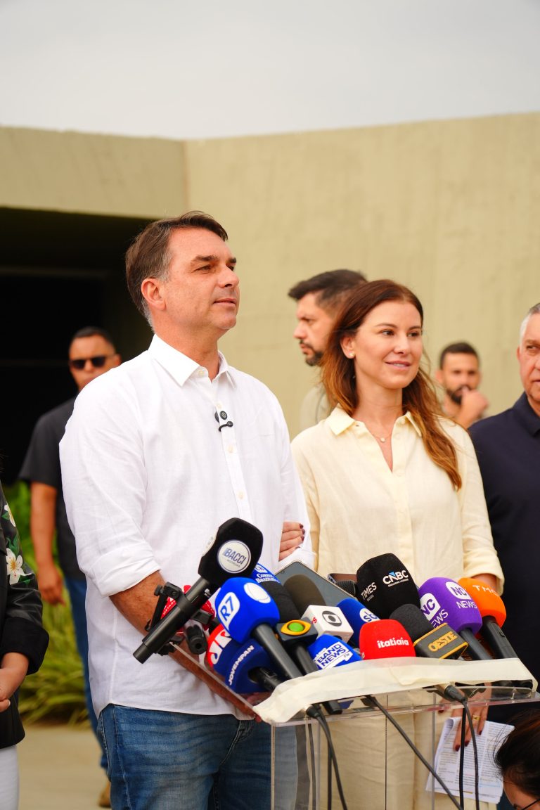 PUC-Rio veta ato pró-Flávio por pluralidade e cancela comício da UNE para Lula