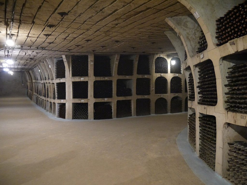 Ladrões mascarados levam 30 mil garrafas e R$ 28 milhões em vinhos na Itália