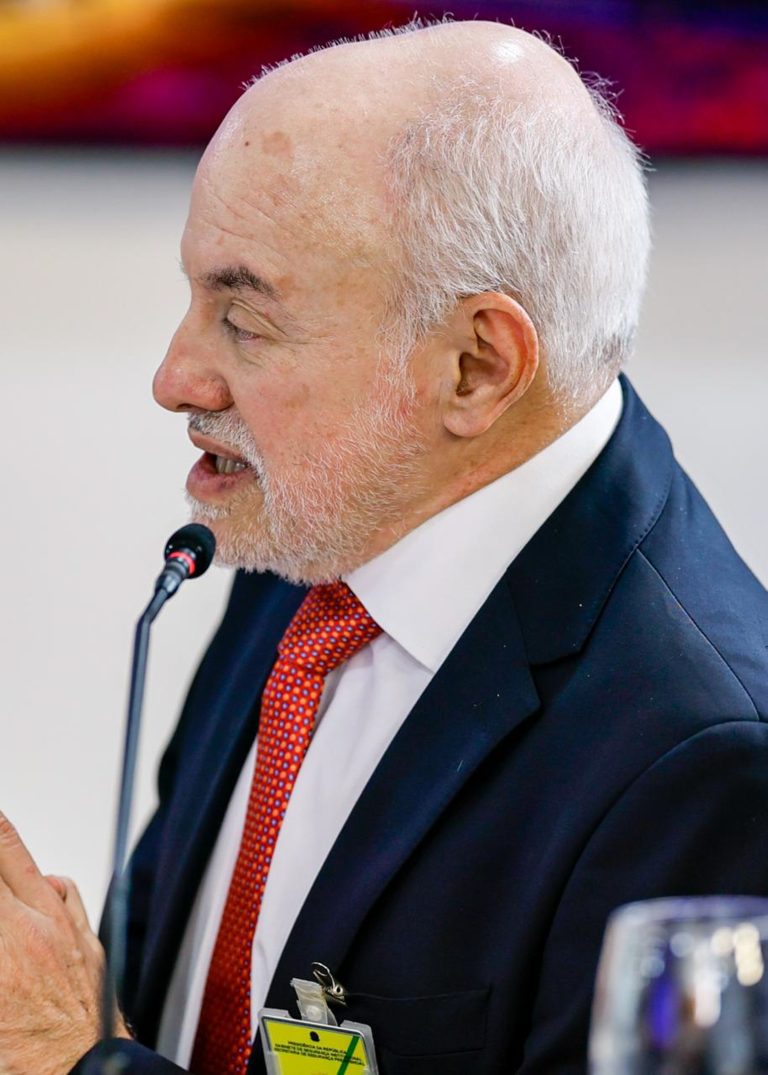 PT muda o discurso: Lula, ausente no 1º turno, ‘quer confronto’ com Flávio nos debates