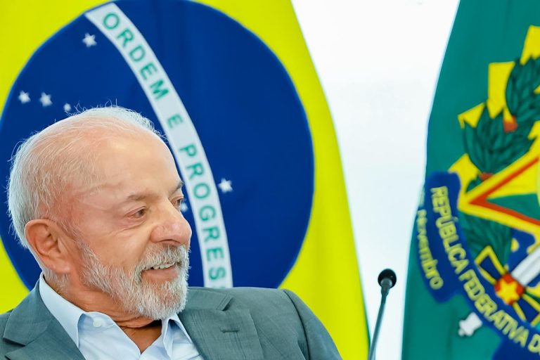Lula tenta colar no PL a vitória da 6×1; Flávio rebate: “quem vai pagar é o governo”