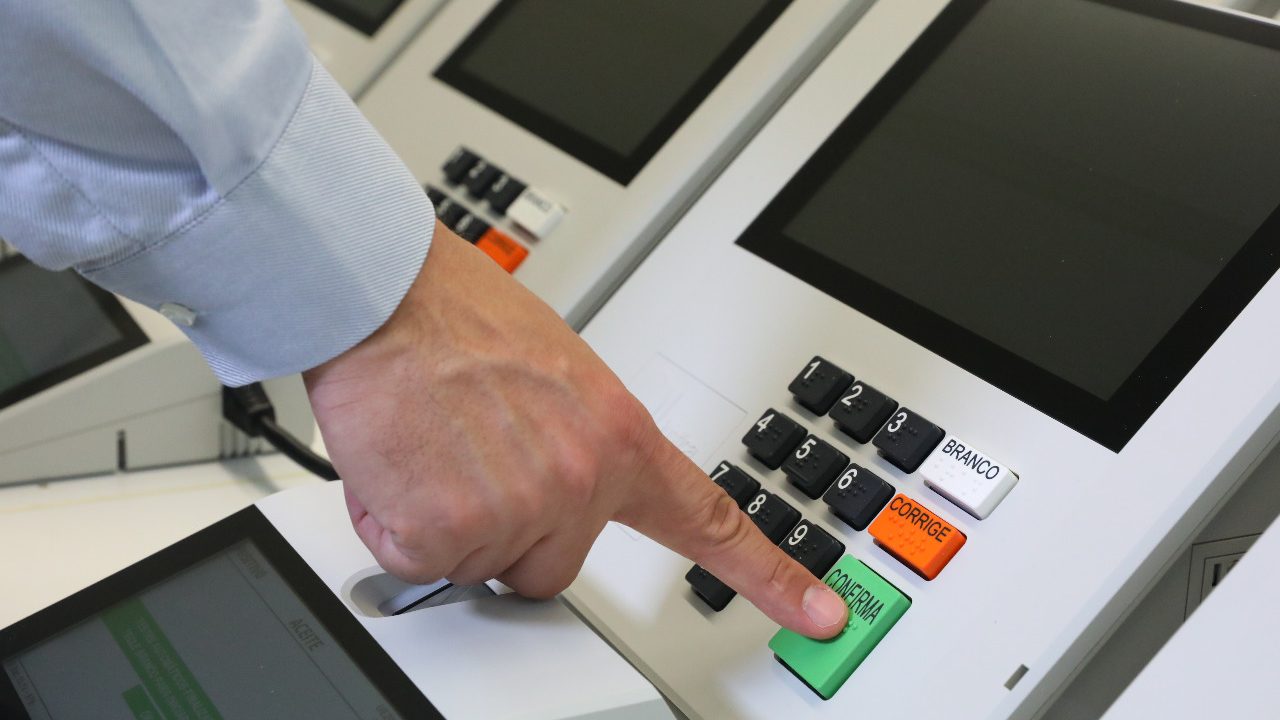 Mais de 336 mil votos nulos vieram dos números 10 e 22, mostram registros do TSE