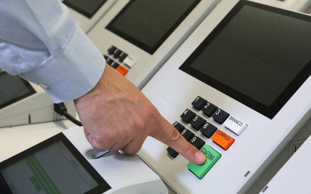 Mais de 336 mil votos nulos vieram dos números 10 e 22, mostram registros do TSE