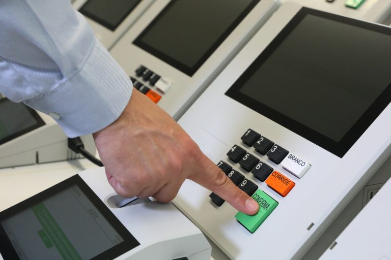 Mais de 336 mil votos nulos vieram dos números 10 e 22, mostram registros do TSE