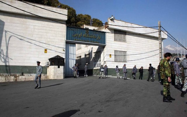 Manifestante iraniano é enforcado horas após casar por telefone com noiva presa