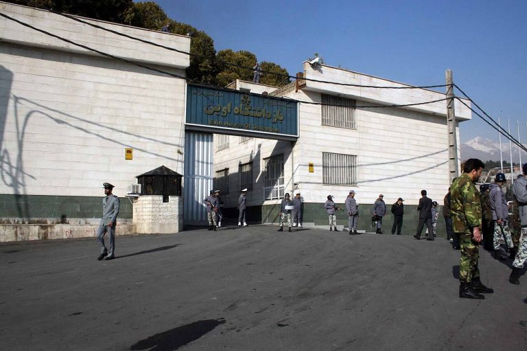 Manifestante iraniano é enforcado horas após casar por telefone com noiva presa