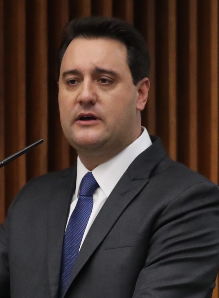 Ratinho Junior rompe a neutralidade do PSD e declara apoio a Flávio contra Lula