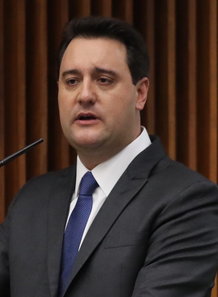 Ratinho Junior rompe a neutralidade do PSD e declara apoio a Flávio contra Lula