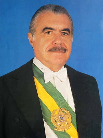 Sarney, de 96 anos, segue internado e estável após cirurgia por obstrução intestinal